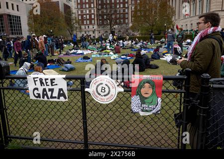 NEW YORK, NEW YORK – 19. APRIL: Studenten und pro-palästinensische Aktivisten versammeln sich für einen dritten Tag auf dem Campus der Columbia University, um gegen die Haltung der Universität zu Israel am 19. April 2024 in New York City zu protestieren. Die Universitätsverwaltung forderte das NYPD auf, eine pro-palästinensische Campusdemonstration am 18. April freizugeben und verhaftete über 100 Studenten und Demonstranten. (Foto: Michael Nigro/SIPA USA) Credit: SIPA USA/Alamy Live News Stockfoto