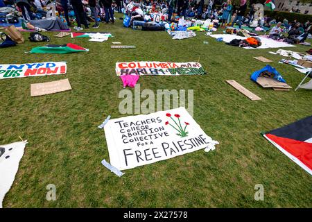 NEW YORK, NEW YORK - 19. APRIL: Ein pro-palästinensisches Schild mit der Aufschrift "Teachers College Abolition Collective for a Free Palestine" auf dem Campus der Columbia University für einen dritten Tag, um gegen die Haltung der Universität zu Israel am 19. April 2024 in New York City zu protestieren. Die Universitätsverwaltung forderte das NYPD auf, eine pro-palästinensische Campusdemonstration am 18. April freizugeben und verhaftete über 100 Studenten und Demonstranten. (Foto: Michael Nigro/SIPA USA) Credit: SIPA USA/Alamy Live News Stockfoto