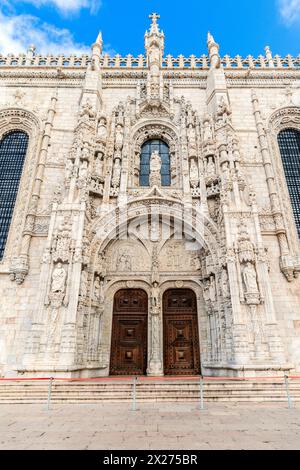 Blick auf das Kloster Jerónimos, Pfarrei Belém in Lissabon. Das Kloster Jerónimos ist eines der schönsten Beispiele des spätgotischen Manuelinischen Stils von AR Stockfoto