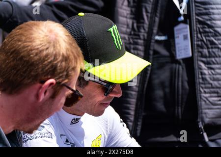 Imola, Bologna, Italien. April 2024. Valentino Rossi signiert Autogramme für Fans während des Boxengangs der 6H von Imola, 2. Runde der Langstrecken-Weltmeisterschaft auf der internationalen Rennstrecke Enzo und Dino Ferrari (Credit Image: © Luca Martini/ZUMA Press Wire) NUR REDAKTIONELLE VERWENDUNG! Nicht für kommerzielle ZWECKE! Quelle: ZUMA Press, Inc./Alamy Live News Stockfoto