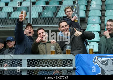 Den Haag, Niederlande. April 2024. DEN HAAG, NIEDERLANDE - 20. APRIL: Fans und Fans des FC Eindhoven beim niederländischen Keuken Kampioen Divisie Spiel zwischen ADO den Haag und FC Eindhoven im Bingoal Stadion am 20. April 2024 in den Haag, Niederlande. (Foto von Hans van der Valk/Orange Pictures) Credit: Orange Pics BV/Alamy Live News Stockfoto