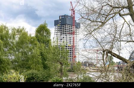 Hamburg, Deutschland. April 2024. Blick auf die Baustelle Elbtower. Mit 244,80 Metern Höhe soll der Wolkenkratzer das dritthöchste Hochhaus Deutschlands werden. Die Bauarbeiten sind derzeit aufgrund der Insolvenz des Bauträgers ausgesetzt. Quelle: Markus Scholz/Markus Scholz/Picture Alliance/dpa/Markus Scholz/dpa/Alamy Live News Stockfoto