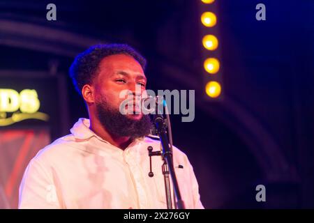 Kings Heath, Birmingham, Großbritannien. April 2024. Spoken Word Dichter Ryan Dre Sinclair tritt als Teil des SCHWARZEN SOUNDS, DES SONGS UND des SOMA auf. DEEPING IT: Ein LIVE-ERLEBNIS beim Heath Bookshop Literature and Music Festival, Kings Heath, Birmingham, UK Credit: Peter Lopeman/Alamy Live News Stockfoto