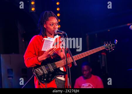 Kings Heath, Birmingham, Großbritannien. April 2024. Die Autorin Adele Oliver tritt als Teil des SCHWARZEN SOUNDS, DES SONGS UND des SOMA auf. DEEPING IT: Ein LIVE-ERLEBNIS beim Heath Bookshop Literature and Music Festival, Kings Heath, Birmingham, UK Credit: Peter Lopeman/Alamy Live News Stockfoto