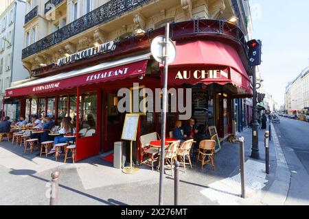 Paris, Frankreich-15. Mai 2016 : das Café Au Chien qui Fume hat 275 Jahre Geschichte, es befindet sich am Montparnasse Boulevard in Paris. Es gibt authentische Stockfoto