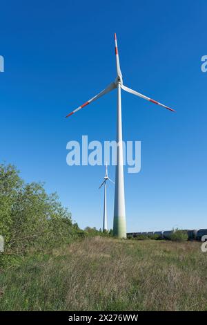 Zwei Windturbinen zur Stromerzeugung in einer Landschaft im Norden der Stadt Magdeburg in Deutschland Stockfoto