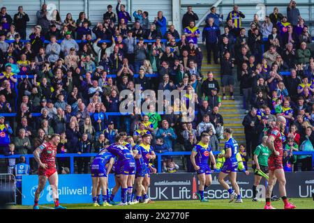 Warrington, Cheshire, Großbritannien. April 2024. Super League Rugby: Warrington Wolves vs. Leigh Leoparden im Halliwell Jones Stadium. Warrington Spieler und Fans feiern den Versuch, warrington an der Spitze zu stehen und gewinnen sie das Spiel. James Giblin/Alamy Live News. Stockfoto