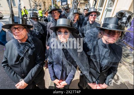 Bath, UK. April 2024. Die Trauer versammeln sich vor dem Start - die Extinction Rebellion Funeral for Nature Prozession mit 400 roten Rebellen und Hunderten von Trauernden in Schwarz, begleitet von Schlagzeugern, die einen einzigen Beerdigungsbeat spielten, bahnten sich ihren Weg durch Bath. Sie markierten den „verheerenden Niedergang der natürlichen Welt“ und den Vorstoß zum Tag der Erde am 22. April. Guy Bell/Alamy Live News Stockfoto