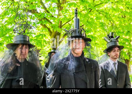Bath, UK. April 2024. Die Trauer versammeln sich vor dem Start - die Extinction Rebellion Funeral for Nature Prozession mit 400 roten Rebellen und Hunderten von Trauernden in Schwarz, begleitet von Schlagzeugern, die einen einzigen Beerdigungsbeat spielten, bahnten sich ihren Weg durch Bath. Sie markierten den „verheerenden Niedergang der natürlichen Welt“ und den Vorstoß zum Tag der Erde am 22. April. Guy Bell/Alamy Live News Stockfoto
