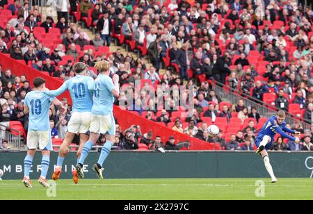 Cole Palmer (rechts) von Chelsea versucht im Halbfinalspiel des Emirates FA Cup im Wembley Stadium, London, einen Treffer aus einem Freistoß. Bilddatum: Samstag, 20. April 2024. Stockfoto