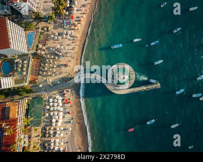 Blick aus der Vogelperspektive auf die Promenade des Los Muertos Pier bei Sonnenuntergang in der Nähe von Melecon in Puerto Vallarta Mexiko. Stockfoto