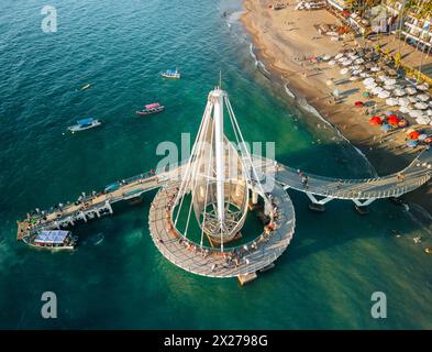 Von oben aus der Vogelperspektive auf die Los Muertos Pier Wanderbrücke bei Sonnenuntergang in Puerto Vallarta Mexiko. Stockfoto