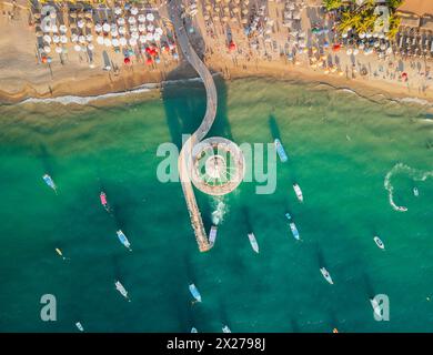 Horizontale Luftaufnahme des Los Muertos Pier in der Mitte bei Sonnenuntergang in Puerto Vallarta Mexiko. Stockfoto