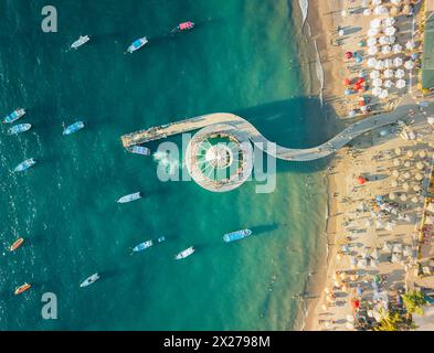 Direkt nach unten auf den Los Muertos Pier bei Sonnenuntergang in Puerto Vallarta Mexiko während der Hochsaison. Stockfoto