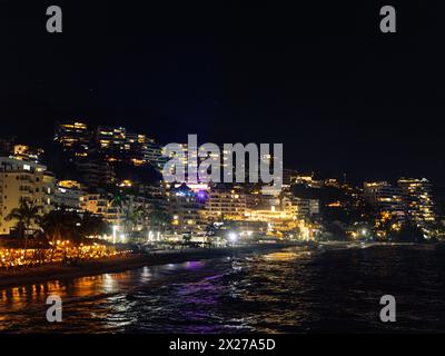 Horizontaler Blick auf die romantische Zone mit Menschen, die ihren Abend in Puerto Vallarta Mexiko bei Nacht genießen. Stockfoto