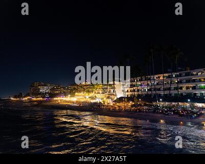 Horizontales Bild mit Blick auf die romantische Zone, während die Leute abends in Restaurants in Puerto Vallarta Mexiko ihren Abend genießen. Stockfoto