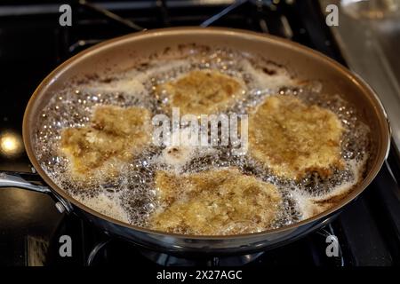 Die gebratenen Schweinekoteletts in einer Pfanne Stockfoto