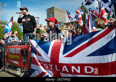 Glasgow Schottland, Vereinigtes Königreich 20. April 2024. Ein gewerkschaftsnaher Gegenprotest findet auf dem George Square während des Marsches und der Rallye für ein unabhängiges Schottland statt. Credit sst/alamy Live News Stockfoto