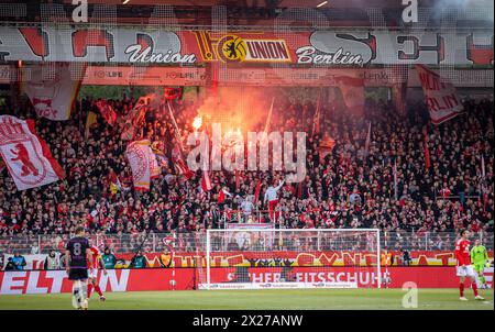 Berlin, Deutschland. April 2024. Fußball: Bundesliga, 1. FC Union Berlin - Bayern München, Spieltag 30, an der Alten Försterei. Die Fans der Union Berlin zünden ein bengalisches Feuer auf der Waldseite des Stadions an. Hinweis: Andreas Gora/dpa – WICHTIGER HINWEIS: gemäß den Vorschriften der DFL Deutscher Fußball-Liga und des DFB Deutscher Fußball-Bundes ist es verboten, im Stadion und/oder des Spiels aufgenommene Fotografien in Form von sequenziellen Bildern und/oder videoähnlichen Fotoserien zu verwenden oder zu nutzen./dpa/Alamy Live News Stockfoto