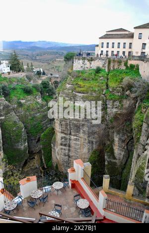 Häuser am Rande des El Tajo Canyon in Ernest Hemingways Ronda in Spanien. Stockfoto