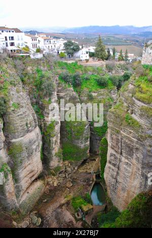 Häuser am Rande des El Tajo Canyon in Ernest Hemingways Ronda in Spanien. Stockfoto