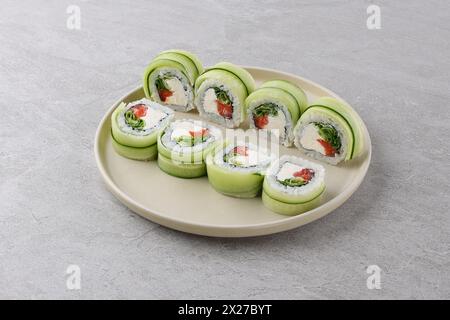 Sushi-Lieferung. Satz Rollen in einer Einwegverpackung auf schwarzem Hintergrund Stockfoto