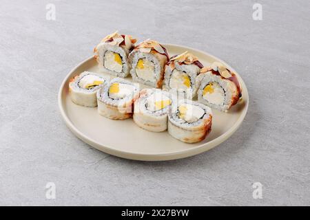 Sushi-Lieferung. Satz Rollen in einer Einwegverpackung auf schwarzem Hintergrund Stockfoto