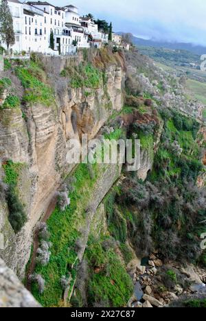 Häuser am Rande des El Tajo Canyon in Ernest Hemingways Ronda in Spanien. Stockfoto