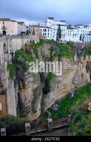 Häuser am Rande des El Tajo Canyon in Ernest Hemingways Ronda in Spanien. Stockfoto