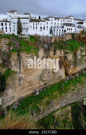 Häuser am Rande des El Tajo Canyon in Ernest Hemingways Ronda in Spanien. Stockfoto