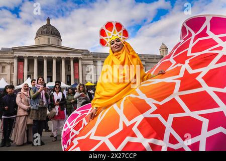 London, Großbritannien. April 2024. Ein Künstler in lebendigem Kleid mit komplizierten islamischen Mustern. Das kostenlose, jährliche Festival des Bürgermeisters von London kehrt zum 19. Jahr zurück, um das Ende des Ramadan, dem heiligen Monat des Fastens, zu feiern. Quelle: Imageplotter/Alamy Live News Stockfoto