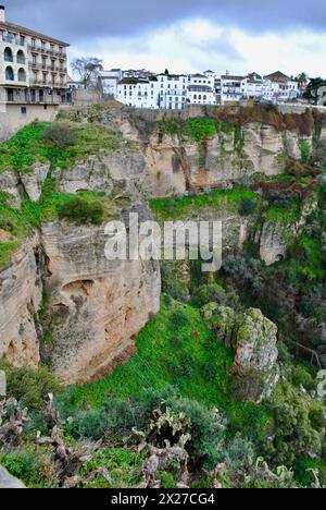 Häuser am Rande des El Tajo Canyon in Ernest Hemingways Ronda in Spanien. Stockfoto