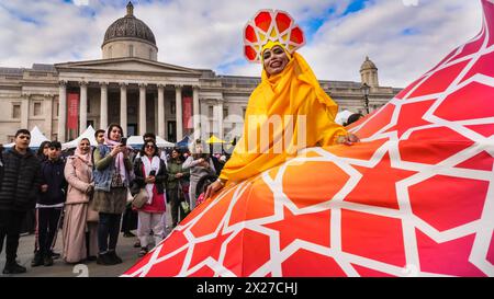 London, Großbritannien. April 2024. Ein Künstler in lebendigem Kleid mit komplizierten islamischen Mustern. Das kostenlose, jährliche Festival des Bürgermeisters von London kehrt zum 19. Jahr zurück, um das Ende des Ramadan, dem heiligen Monat des Fastens, zu feiern. Quelle: Imageplotter/Alamy Live News Stockfoto