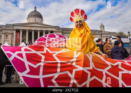London, Großbritannien. April 2024. Ein Künstler in lebendigem Kleid mit komplizierten islamischen Mustern. Das kostenlose, jährliche Festival des Bürgermeisters von London kehrt zum 19. Jahr zurück, um das Ende des Ramadan, dem heiligen Monat des Fastens, zu feiern. Quelle: Imageplotter/Alamy Live News Stockfoto