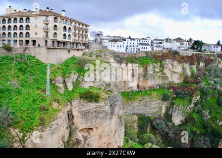 Häuser am Rande des El Tajo Canyon in Ernest Hemingways Ronda in Spanien. Stockfoto