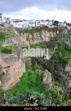 Häuser am Rande des El Tajo Canyon in Ernest Hemingways Ronda in Spanien. Stockfoto