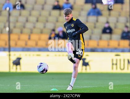 Wolverhampton, Großbritannien. April 2024. Tommy Doyle von Wolverhampton Wanderers wärmt sich vor dem Spiel auf, während des Premier League-Spiels Wolverhampton Wanderers gegen Arsenal in Molineux, Wolverhampton, Vereinigtes Königreich, 20. April 2024 (Foto: Cody Froggatt/News Images) in Wolverhampton, Vereinigtes Königreich am 20. April 2024. (Foto: Cody Froggatt/News Images/SIPA USA) Credit: SIPA USA/Alamy Live News Stockfoto