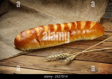 Brötchen auf hölzernem Hintergrund Stockfoto