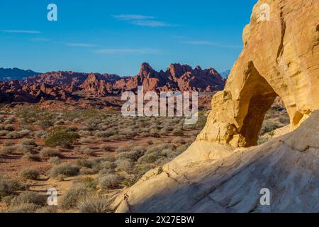 Valley of Fire, Nevada.  Landschaftlich durch Loch in der Wand entlang weißen Kuppeln. Stockfoto