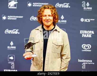 Rost, Deutschland. April 2024. Rust, Deutschland - 19. April 2024: Der 24. Radio Regenbogen Award im Europa-Park mit Michael Schulte, Gewinner des Künstlers National 2023 Credit: dpa/Alamy Live News Stockfoto