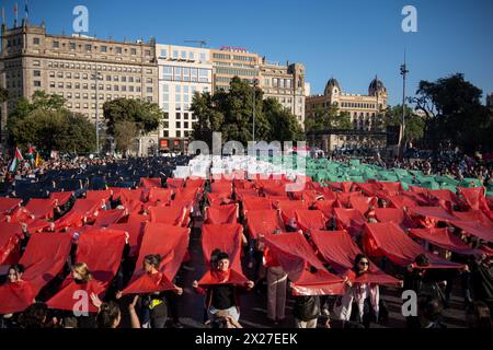 Eine neue gemeinsame Demonstration füllt Passeig de Gracia zur Unterstützung Palästinas, eine Demonstration, die mit einem großen Wandgemälde mit Menschen und Plastiktüten mit den Farben der palästinensischen Flagge endete, eine Aktion, die nächste Woche in Madrid wiederholt wird. Una nueva manifestaci-n unitaria llena el Passeig de Grˆcia a favor de Palestina, una manifestaci-n que ha terminado con un gran Mural hecho con personas y bolsas de pl‡stico con los colores de la bandera palestina, una acci-n que se repetir‡ la semana que viene en Madrid. Auf dem Bild: Pedro Sanchez, pere aragones, jordi hereu News Politics -Ba Stockfoto