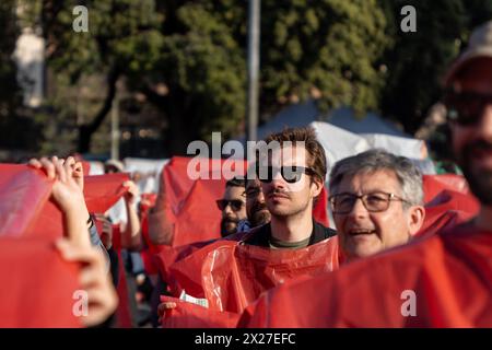 Eine neue gemeinsame Demonstration füllt Passeig de Gracia zur Unterstützung Palästinas, eine Demonstration, die mit einem großen Wandgemälde mit Menschen und Plastiktüten mit den Farben der palästinensischen Flagge endete, eine Aktion, die nächste Woche in Madrid wiederholt wird. Una nueva manifestaci-n unitaria llena el Passeig de Grˆcia a favor de Palestina, una manifestaci-n que ha terminado con un gran Mural hecho con personas y bolsas de pl‡stico con los colores de la bandera palestina, una acci-n que se repetir‡ la semana que viene en Madrid. Auf dem Bild: Pedro Sanchez, pere aragones, jordi hereu News Politics -Ba Stockfoto