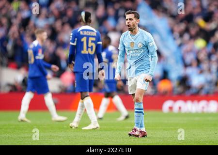 Bernardo Silva (rechts) von Manchester City feiert nach dem Halbfinalspiel des Emirates FA Cup im Wembley Stadium in London. Bilddatum: Samstag, 20. April 2024. Stockfoto