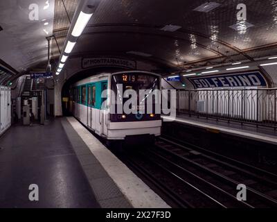 Paris, Frankreich, 19. April 2024: U-Bahn-Station Paris Surlferino, Leute warten auf dem Bahnsteig auf die U-Bahn, Ankunft Zug am Bahnhof, Tunnel Long Stockfoto