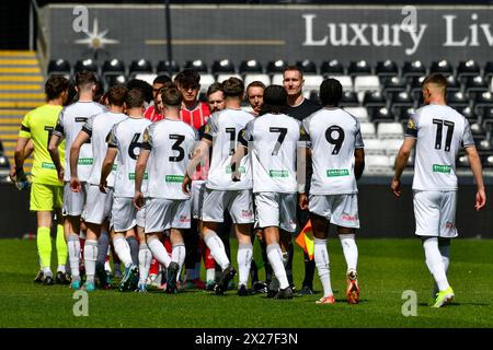 Swansea, Wales. 20. April 2024. Die Spieler von Swansea City schütteln die Hand mit den Beamten, bevor sie am 20. April 2024 im U21-Spiel der Professional Development League zwischen Swansea City und Bristol City im Stadion Swansea.com in Swansea, Wales, Großbritannien, antraten. Quelle: Duncan Thomas/Majestic Media/Alamy Live News. Stockfoto