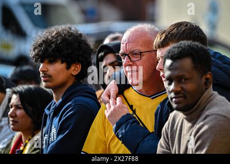 Wolverhampton, West Midlands, Großbritannien. April 2024; Molineux Stadium, Wolverhampton, West Midlands, England; Premier League Football, Wolverhampton Wanderers gegen Arsenal; Fans warten vor Molyneux auf die Spieler. Credit: Action Plus Sports Images/Alamy Live News Stockfoto