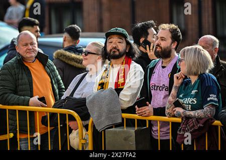 Wolverhampton, West Midlands, Großbritannien. April 2024; Molineux Stadium, Wolverhampton, West Midlands, England; Premier League Football, Wolverhampton Wanderers gegen Arsenal; Fans warten vor Molyneux auf die Spieler. Credit: Action Plus Sports Images/Alamy Live News Stockfoto