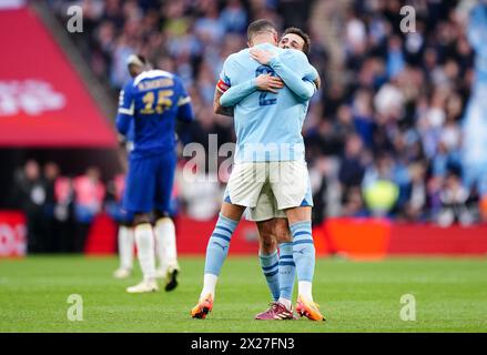 Bernardo Silva (rechts) von Manchester City und Kyle Walker feiern nach dem Halbfinalspiel des Emirates FA Cup im Wembley Stadium in London. Bilddatum: Samstag, 20. April 2024. Stockfoto