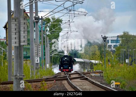 Berlin macht Dampf eine Schnellzugdampflok der Baureihe 03 2155-4 zieht am 20. April 2024 einen Zug mit Fahrgästen vorbei am Bahnhof Schöneweide in Berlin Treptow in Richtung Berliner Innenstadt. Berlin Berlin Deutschland Aktuelles 0001257 *** Berlin macht Dampf Eine Schnelldampflokomotive der Baureihe 03 2155 4 zieht am 20. April 2024 einen Zug mit Passagieren am Bahnhof Schöneweide in Berlin Treptow in Richtung Berliner Innenstadt Berlin Berlin Deutschland News 0001257 Stockfoto