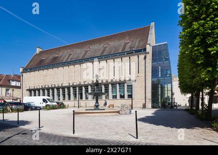 Compiègne, Frankreich - 27. Mai 2020: Die Bibliothek Saint-Corneille ist eine denkmalgeschützte Bibliothek in der ehemaligen Abtei Saint-Corneille. Stockfoto